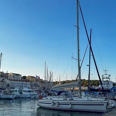 T3 Clim, Tv, Art, Familial, 50m Du Port, Cuisine Equipee Et Jeux De Societe Apartament