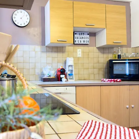 T3 Clim, Tv, Art, Familial, 50m Du Port, Cuisine Equipee Et Jeux De Societe Apartmán *