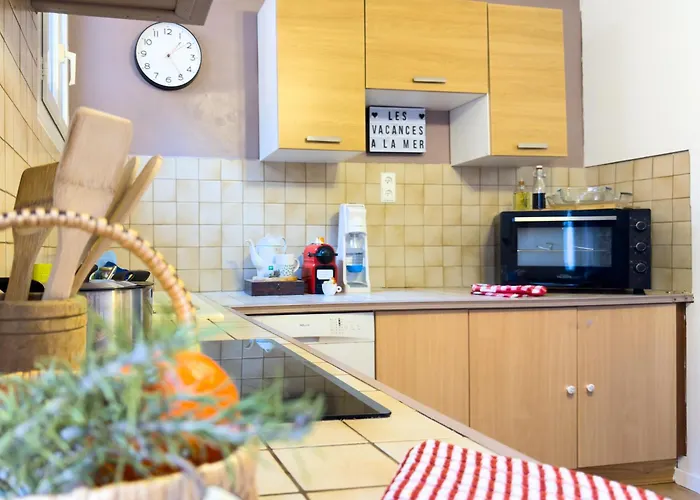 T3 Clim, Tv, Art, Familial, 50m Du Port, Cuisine Equipee Et Jeux De Societe Apartman *