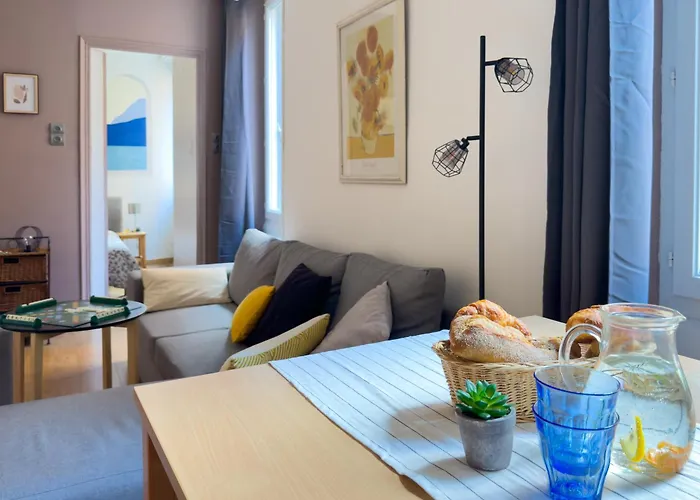 T3 Clim, Tv, Art, Familial, 50m Du Port, Cuisine Equipee Et Jeux De Societe Apartman