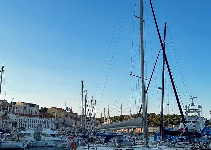 T3 Clim, Tv, Art, Familial, 50m Du Port, Cuisine Equipee Et Jeux De Societe Apartman