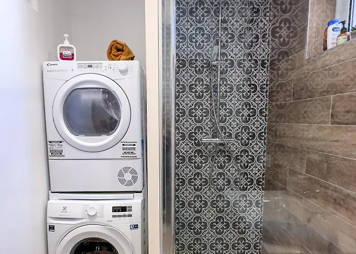 T3 Clim, Tv, Art, Familial, 50m Du Port, Cuisine Equipee Et Jeux De Societe Apartman